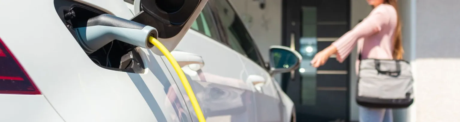 macchina elettrica in ricarica a casa