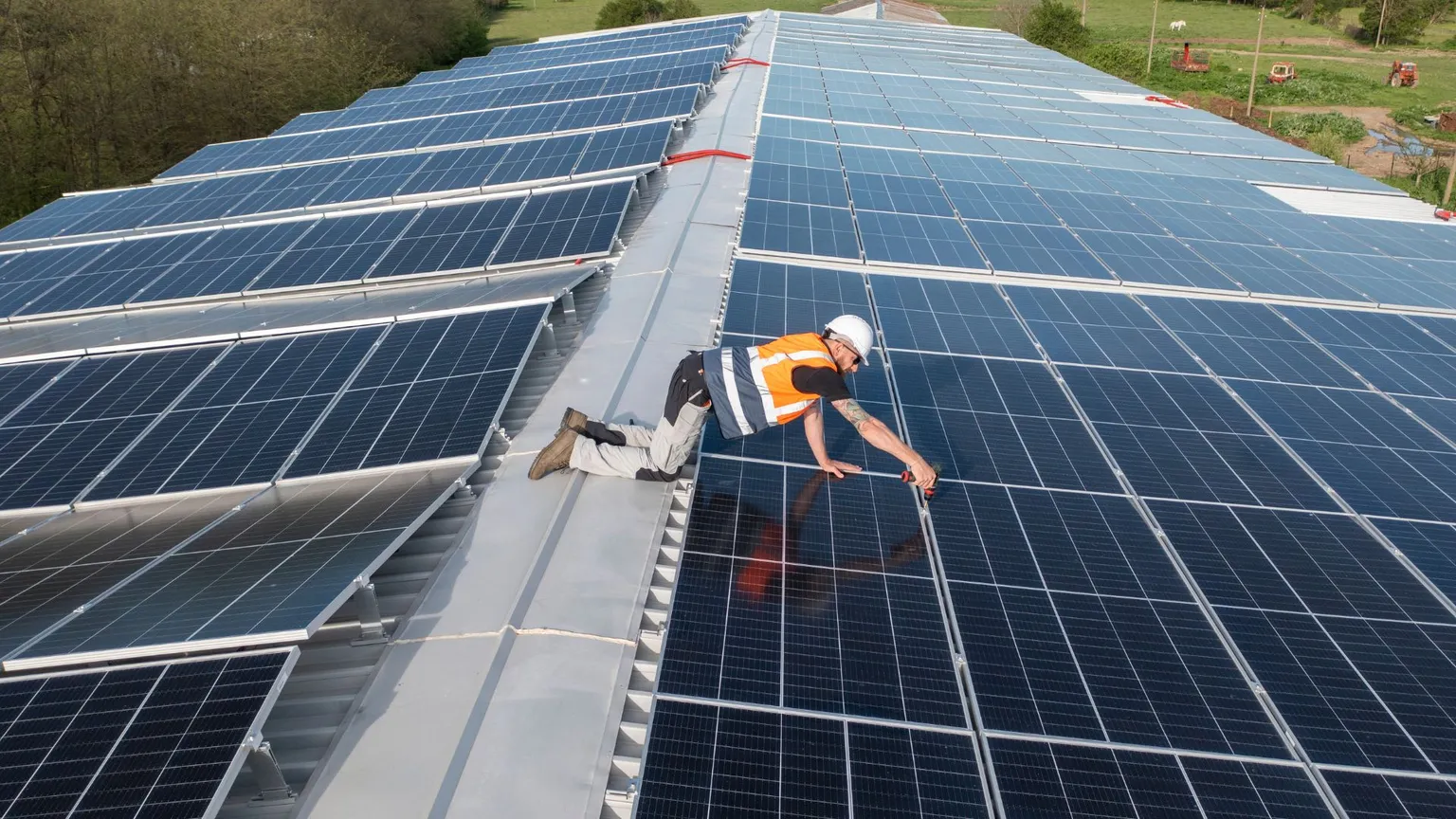 installatore all'opera su tetto fotovoltaico