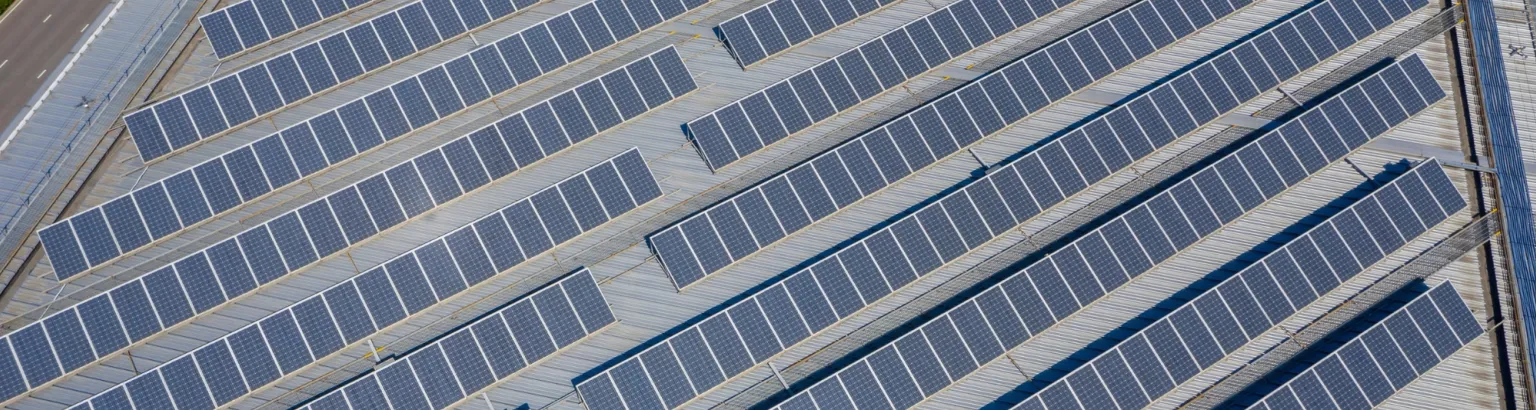 tetto azienda con impianto fotovoltaico