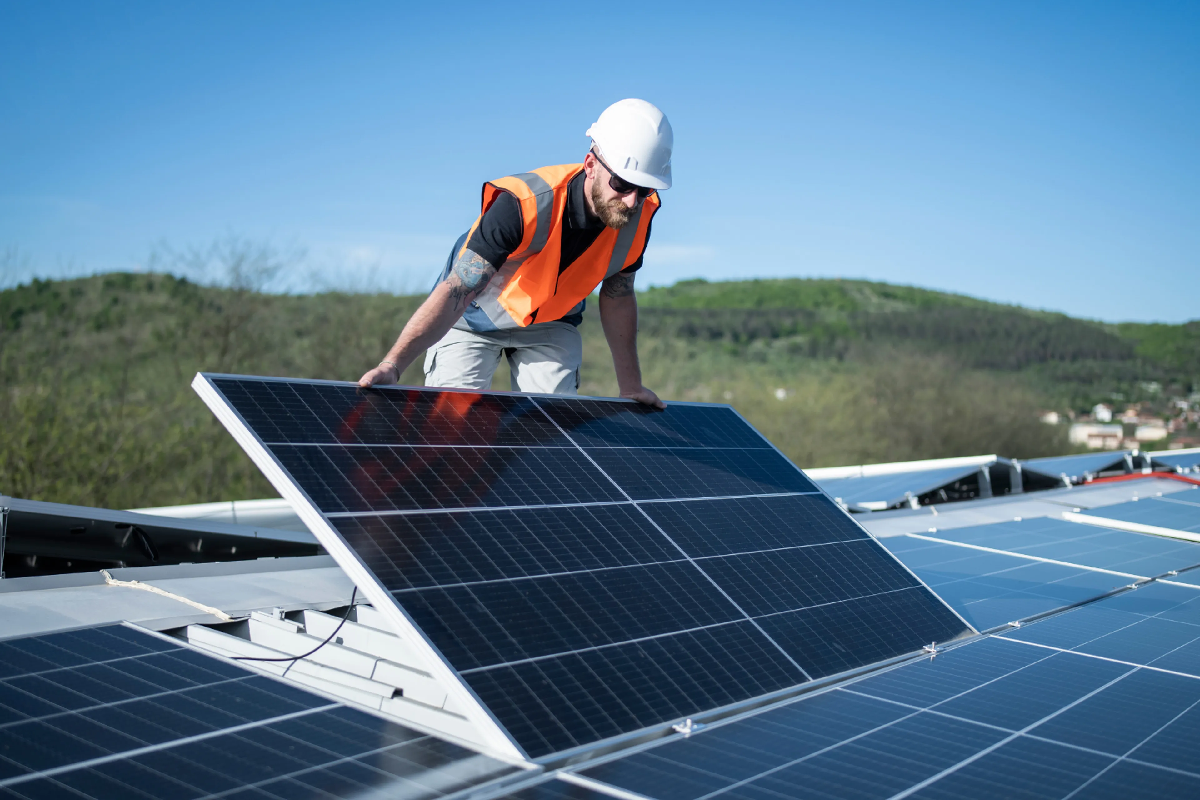installatore su tetto che monta impianto fotovoltaico