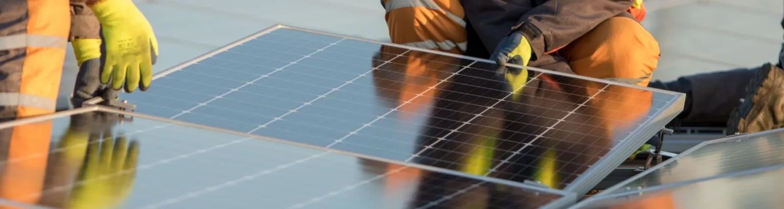 installatori di fotovoltaico al lavoro su tetto