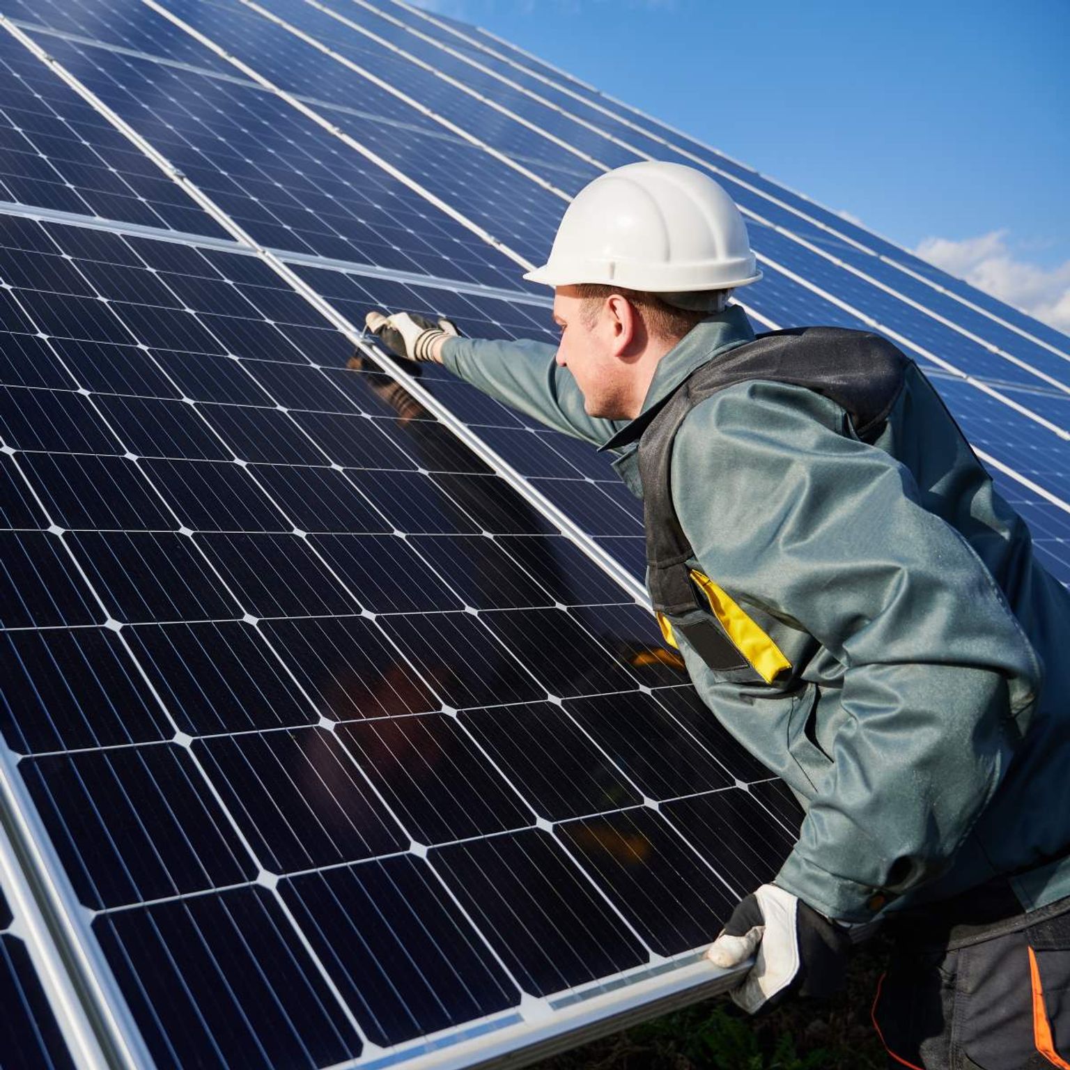 installatore all'opera su un impianto fotovoltaico