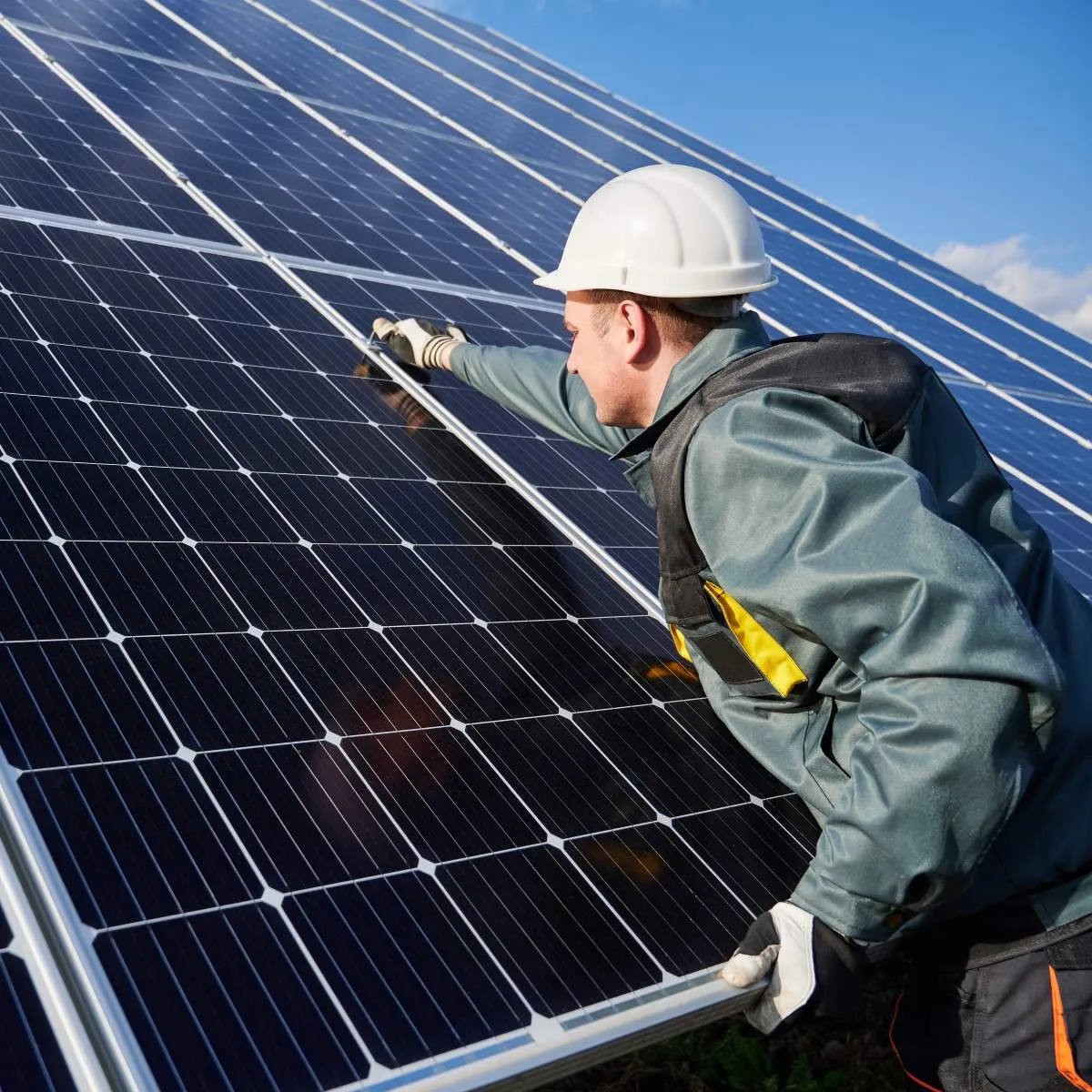 installatore all'opera su un impianto fotovoltaico