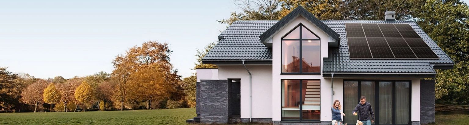 casa con impianto fotovoltaico su tetto