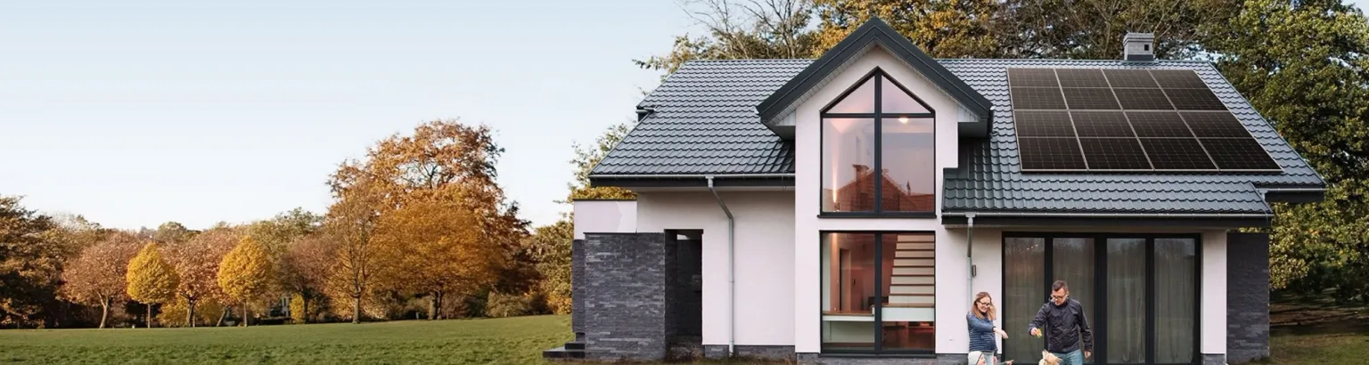 casa con impianto fotovoltaico su tetto