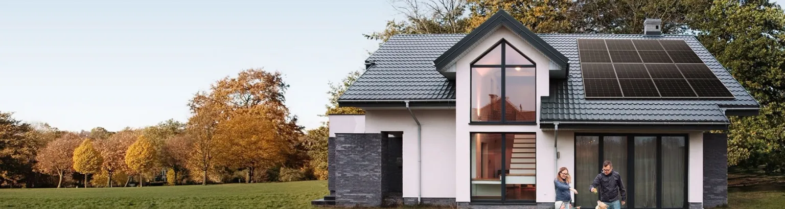 casa con impianto fotovoltaico su tetto