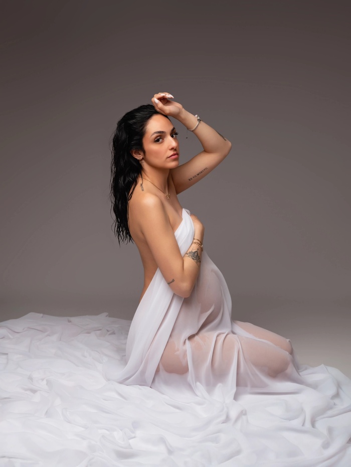 Portrait grossesse en lumière naturelle — photographe Var
