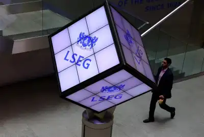 Image for UK’s FTSE 100 closes slightly up as falling energy shares offset China-driven rally