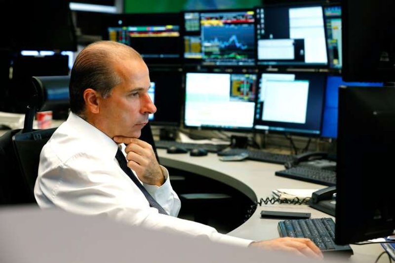 Image for Shares slide on fresh signs of slowing growth, yields fall