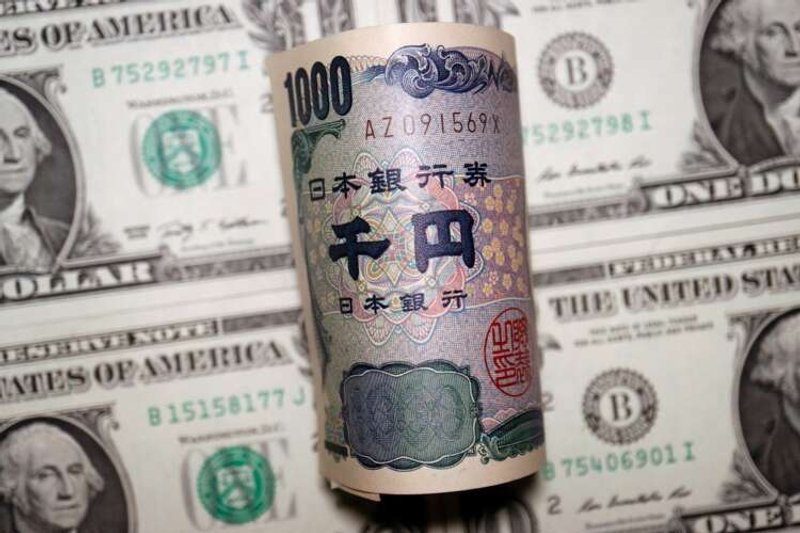 Image for Yen tanks as BOJ sticks to stimulus, caps volatile week for FX