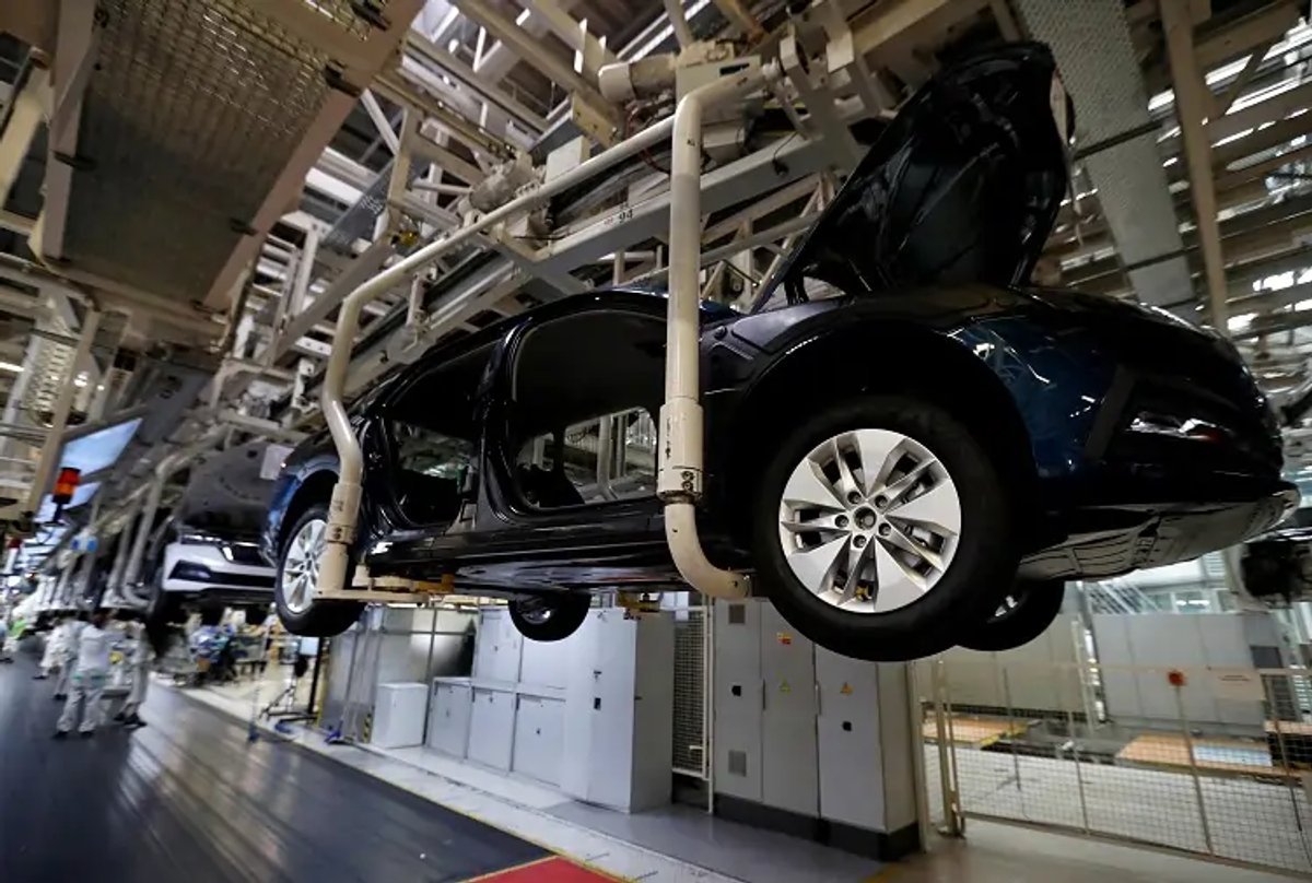 Czech Republic and Italy unite against EU CO2 fines for carmakers - Global Banking & Finance Review