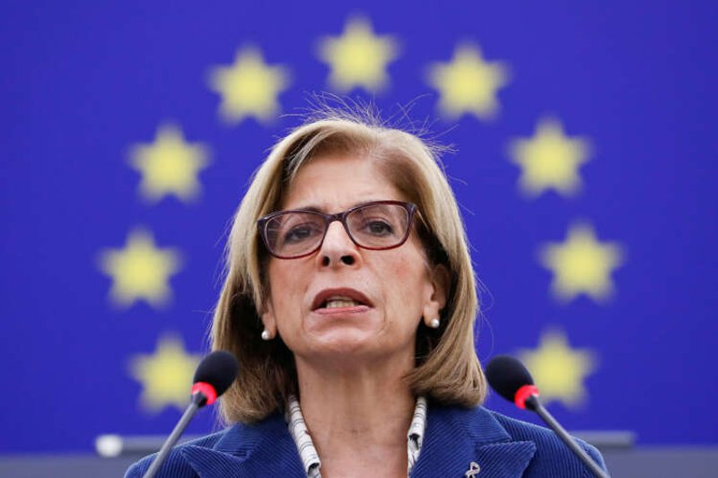 Image for Most EU countries back COVID pre-departure testing for flights from China