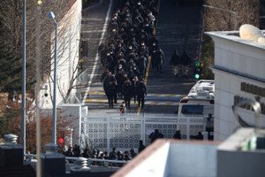 South Korea's President Yoon defiant as police surround his villa amidst political turmoil - Global Banking & Finance Review