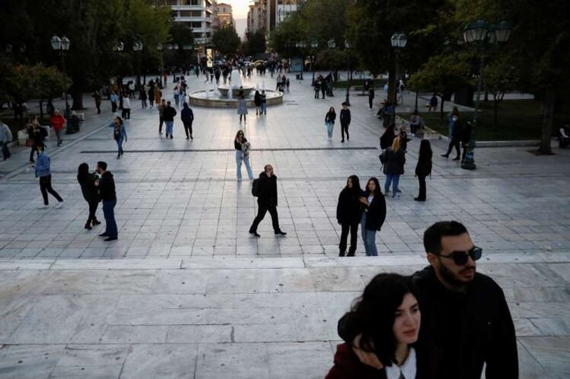 Image for Greek economy expands 2.3% in first quarter, shows resilience