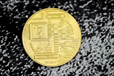 Image for Dollar hovers near 3-week high before Fed; bitcoin tops $105,000