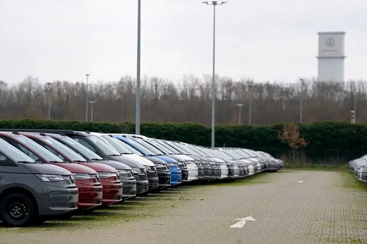 Volkswagen negotiations with unions over pre-Christmas deal - Global Banking & Finance Review