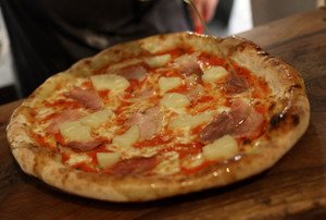 Pineapple pizza at a UK pizzeria sparking debate over toppings - Global Banking & Finance Review