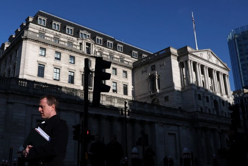 Bank of England building with rate cut announcement - Global Banking & Finance Review