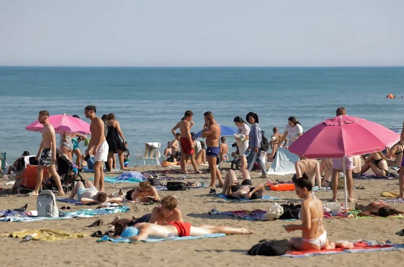 Image for Analysis-Package deals make a comeback as sun seekers count the cost