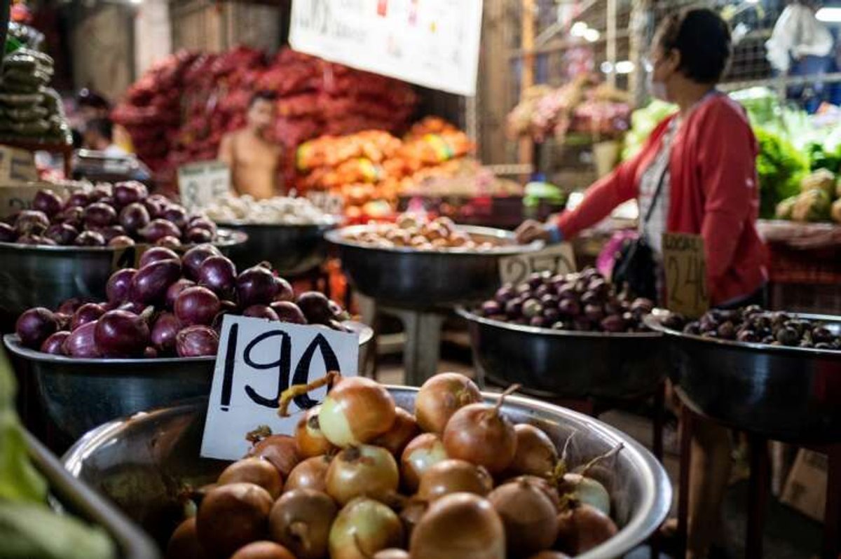 Public market in Manila showcasing food prices amid Philippine inflation trends - Global Banking & Finance Review