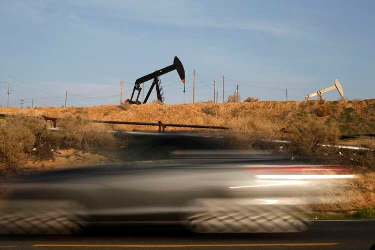 Democratic U.S. senators discuss climate legislation targeting Big Oil - Global Banking & Finance Review