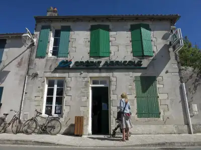 Image for French bank Credit Agricole to buy 50% of GAC’s leasing unit