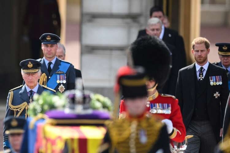 Princes William and Harry solemnly walk behind Queen Elizabeth's coffin - Global Banking & Finance Review