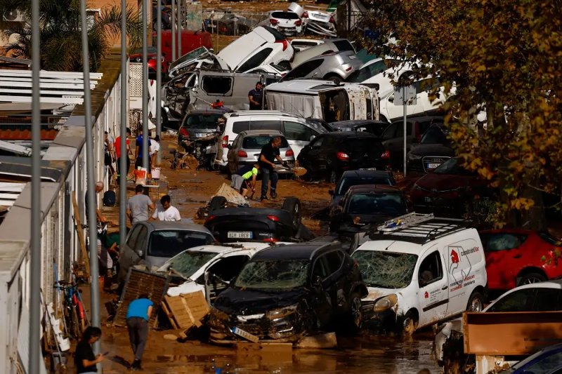 Image for Spain flood death toll hits 205, rescuers yet to reach some parts of Valencia