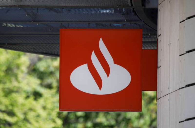 Image for Santander US holding to buy 20% of U.S. consumer unit for $2.5 billion