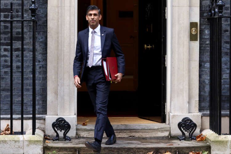 British Prime Minister Rishi Sunak announces minimum wage increase - Global Banking & Finance Review