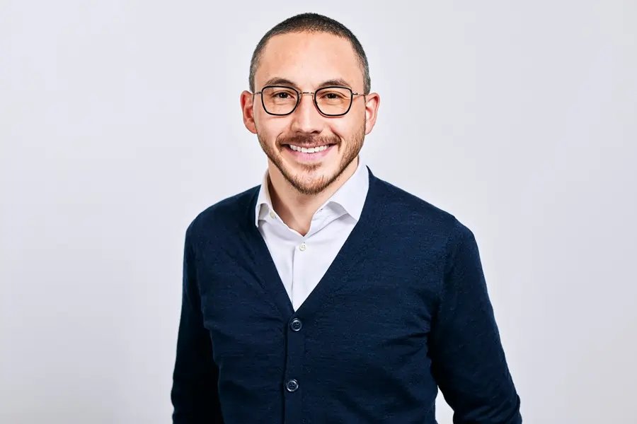 Illustration depicting HENRYs, high earners not rich yet, seeking wealth-building strategies - Global Banking & Finance Review