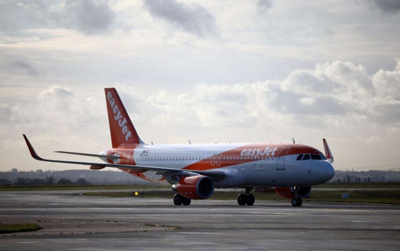 Image for EasyJet in talks with French unions to avert strike action