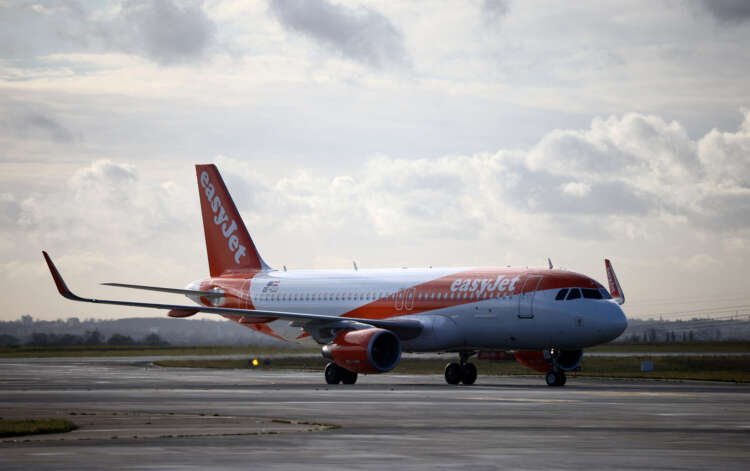 Image for EasyJet in talks with French unions to avert strike action
