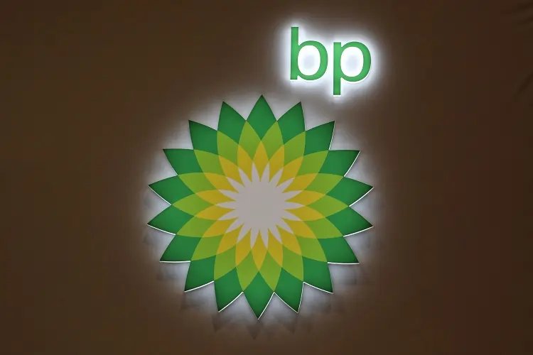 Wind turbines representing BP's U.S. onshore wind business sale - Global Banking & Finance Review