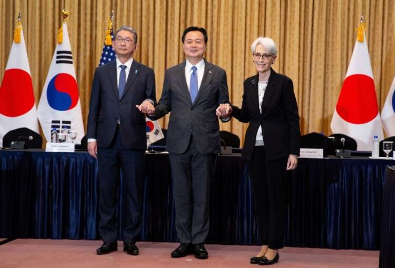 Image for South Korea seeks to kickstart talks to resolve historical feuds with Japan