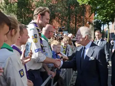 Image for Old and young Britons honour departed Queen, greet new King