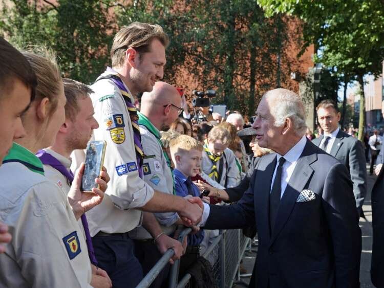 Image for Old and young Britons honour departed Queen, greet new King