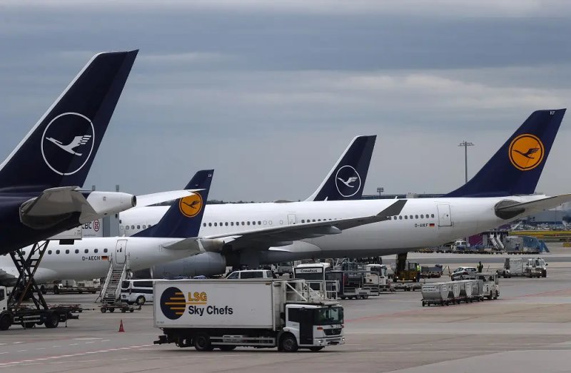 Image for Lufthansa reports 9% drop in third-quarter profit as core brand struggles