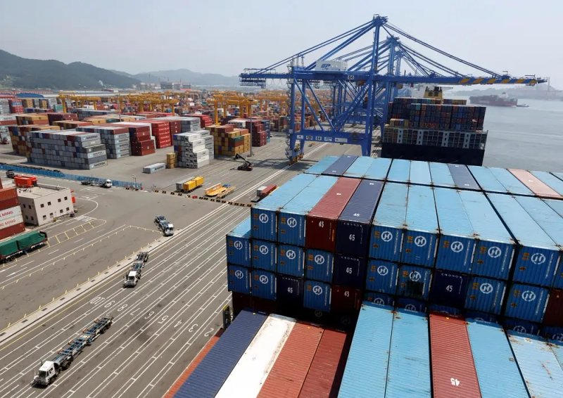 Image for South Korea Dec exports seen up for 15th month in row, but momentum slowing – Reuters poll