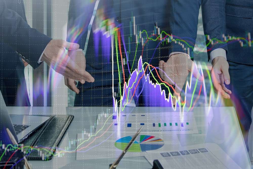 Financial traders analyzing volatile market data on screens - Global Banking & Finance Review