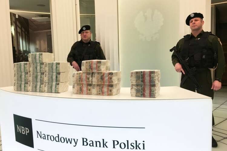 Security personnel guarding cash at the Polish central bank amid rising inflation forecasts - Global Banking & Finance Review