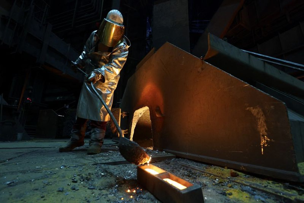 EU officials discussing steel import curbs in response to Trump's new tariffs - Global Banking & Finance Review