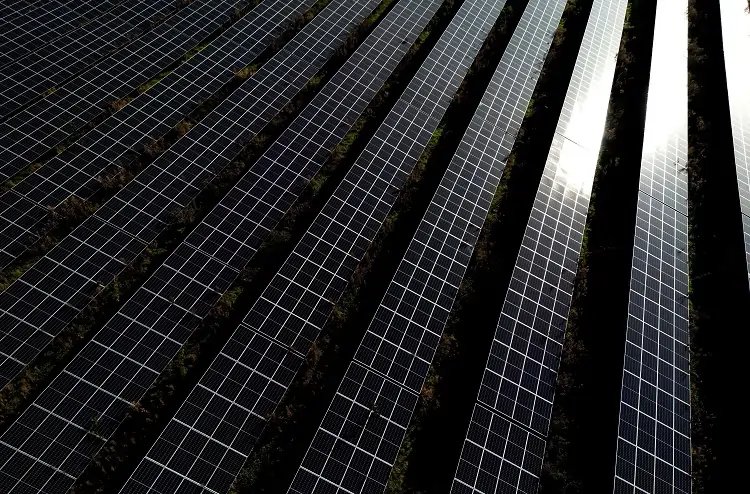 Renewable energy storage project illustration representing Britain's climate funding model - Global Banking & Finance Review