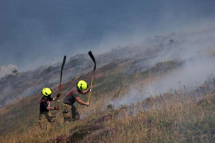 Firefighters battling wildfires in Britain during record heatwave - Global Banking & Finance Review