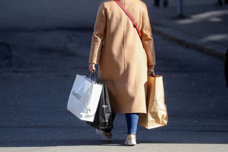 Shoppers in Zurich as Swiss inflation rises due to higher food and fuel costs - Global Banking & Finance Review