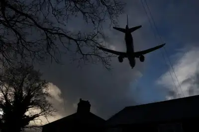 Image for UK backs third runway at London's Heathrow Airport