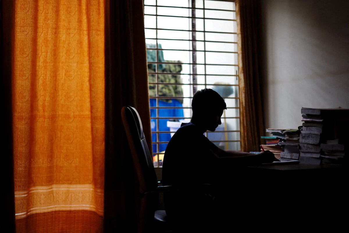 Students in a classroom struggle to focus during extreme heat - Global Banking & Finance Review