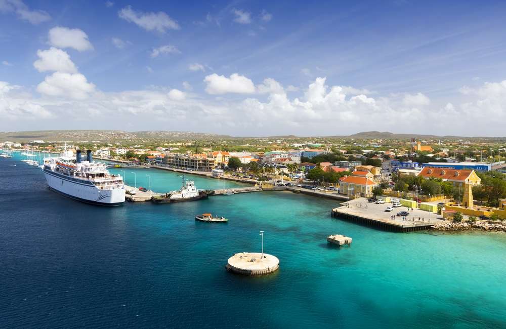 Luxurious cruise amenities showcasing exquisite dining and entertainment options - Global Banking & Finance Review