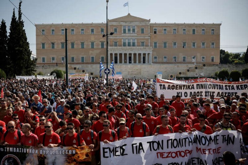 Image for Thousands of Greeks rally as state workers strike over labour law plans