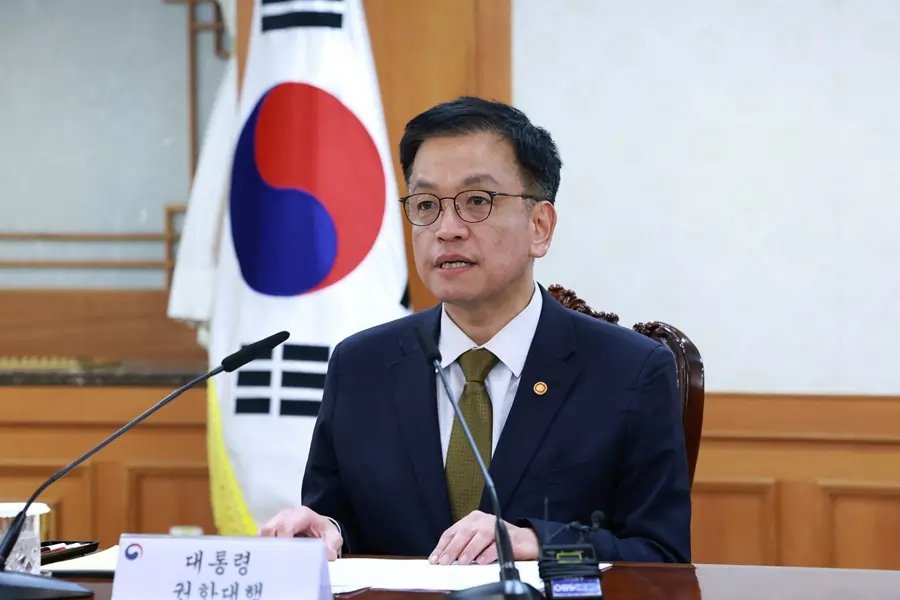 Acting President Choi Sang-mok at Muan Airport after fatal air crash - Global Banking & Finance Review
